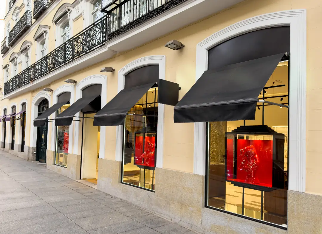 Façade vitrine de magasin en aluminium sur mesure à Bruay-la-Buissière